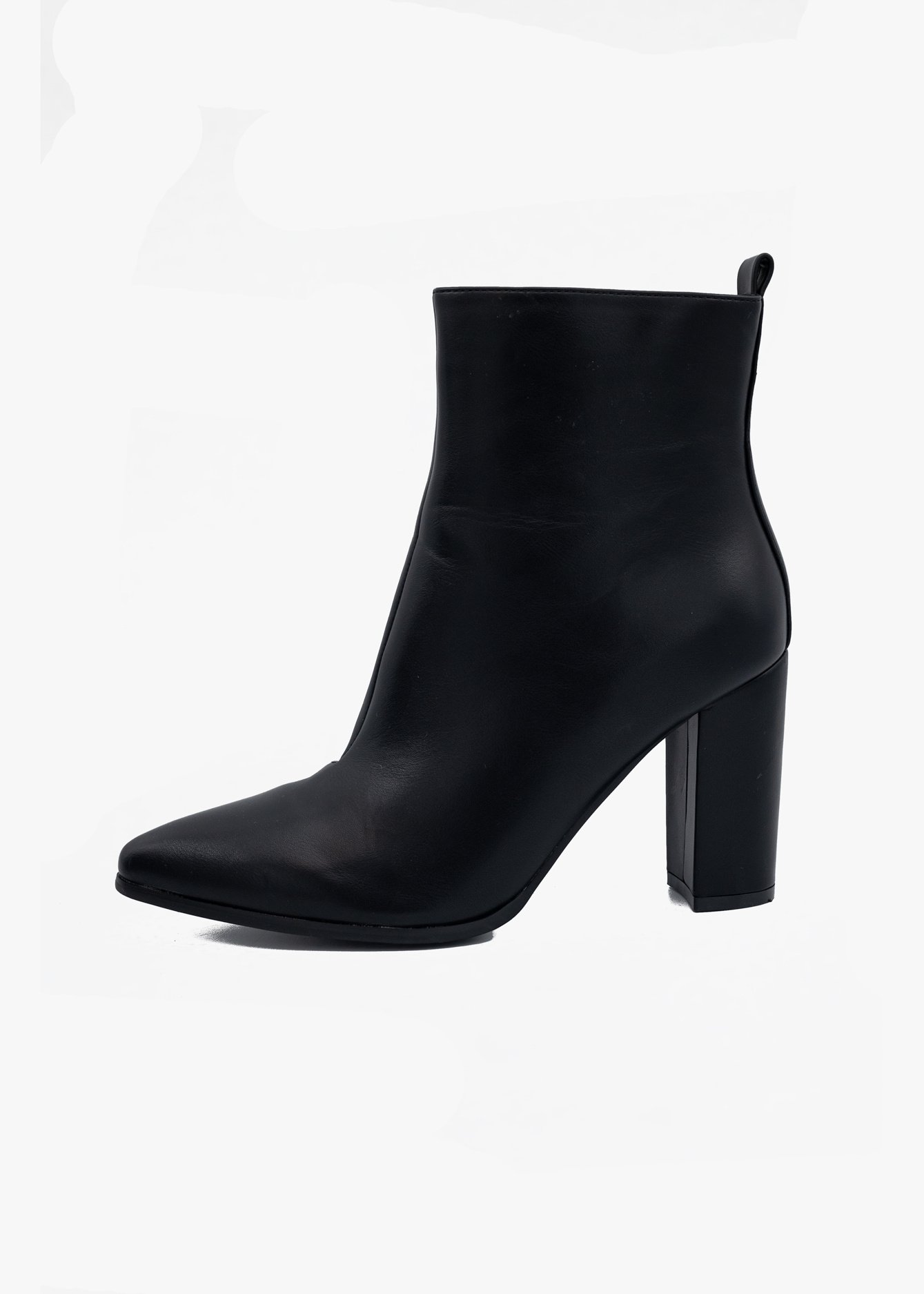 zwarte-enkellaars-met-hak-071ggi-1.jpg